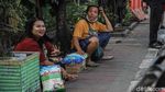Potret Pemegang KJP Tertib Antre Sembako di Cilincing