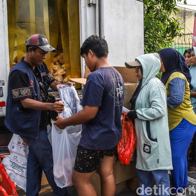 Potret Pemegang KJP Tertib Antre Sembako di Cilincing