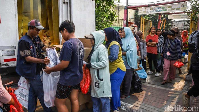 Sejumlah warga mengantre untuk mendapatkan paket sembako melalui program Kartu Jakarta Pintar (KJP) di kawasan Cilincing, Jakarta Utara, Selasa (7/7/2026). Antrean panjang terlihat sejak pagi hari ketika warga mulai berdatangan ke lokasi penyaluran.