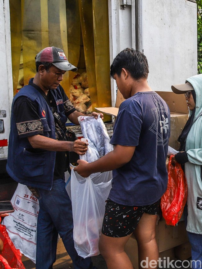 Potret Pemegang KJP Tertib Antre Sembako di Cilincing
