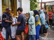 Potret Pemegang KJP Tertib Antre Sembako di Cilincing