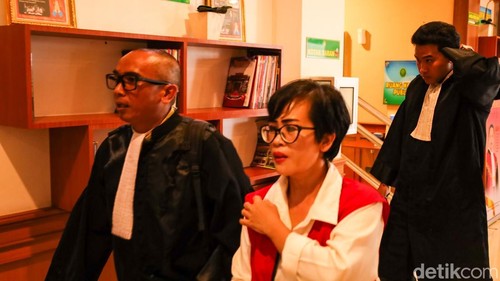 Ayu digiring ke ruang tahanan seusai menjalani sidang di PN Gianyar, Selasa (7/7/2026).