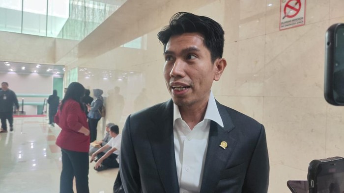Wakil Ketua Komisi II DPR RI Bahtra Banong di kompleks parlemen, Senayan, Jakarta.