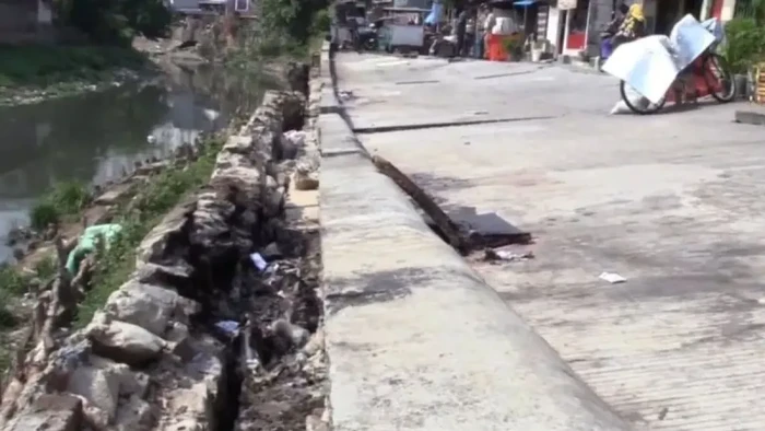 Beton Jalan Cinta, Pulogadung, Jakarta Timur, pecah terbelah akibat tanah amblas. Warga menyebut jalan sudah rusak berbulan-bulan. (Antara/Siti N)