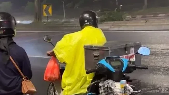 Bikin Haru! Penjual Kue Putu Bagi-bagi Dagangan Gratis Saat Hujan