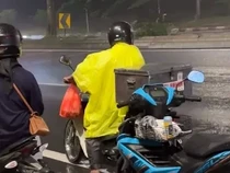Bikin Haru! Penjual Kue Putu Bagi-bagi Dagangan Gratis Saat Hujan