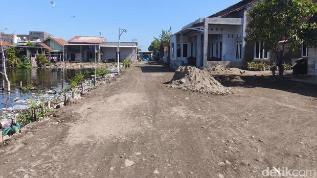 Bocah seribu bayangan Suasana di lokasi viral aksi kocak dua bocah pamer kage bunshin no jutsu di Demak, Selasa (7/7/2026).