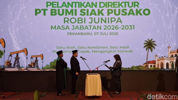Bupati Afni melantik Robi Jumipa di Hotel Premiere Pekanbaru. (Foto: Raja Adil Siregar/detikSumut)