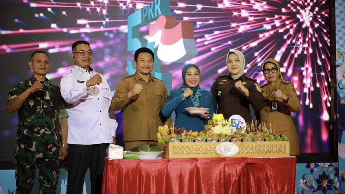 Bupati dan Ketua TP PKK Sidoarjo dalam HKG PKK.