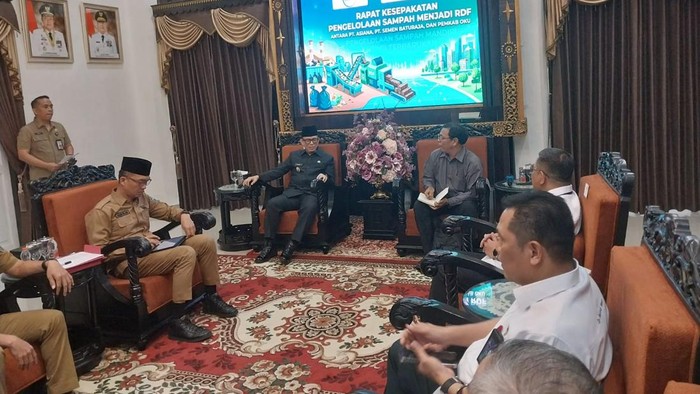 Bupati OKU menggelar rapat membahas pengolahan sampah