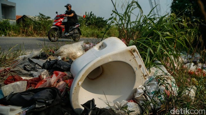 Kondisi taman di Jalan Puri Harapan, Desa Setiasih, Kecamatan Tarumajaya, Kabupaten Bekasi, kini memprihatinkan. Lahan yang sebelumnya ditata sebagai ruang terbuka hijau lengkap dengan berbagai fasilitas dan bank sampah itu berubah menjadi tempat pembuangan sampah liar yang dipenuhi limbah rumah tangga.