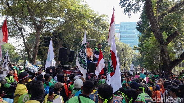 Aksi unjuk rasa supir ojol di Gedung DPRD Sumut.