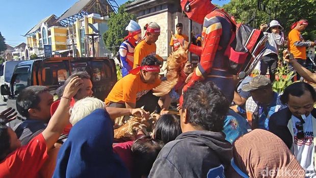 Demo peternak di Solo Para peternak membagikan ayam, telur dam jagung ke warga dan peternak melakukan aksi mandi telur di Bundaran Gladak, Selasa (7/7/2026)