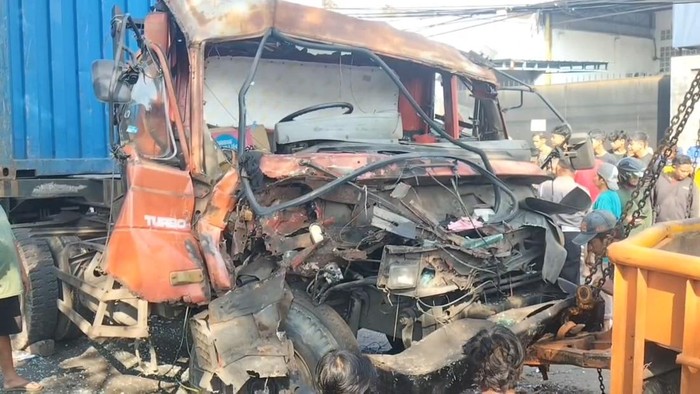 Detik-detik truk kecelakaan di Patung Sapi Pandaan, Pasuruan tabrak 5 kendaraan tewaskan 3 orang.