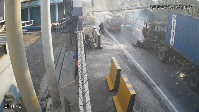 Detik-detik truk kecelakaan di Patung Sapi Pandaan, Pasuruan tabrak 5 kendaraan tewaskan 3 orang.