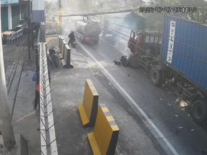 Video CCTV Truk Kontainer Tabrak 5 Motor di Pasuruan Sebabkan 3 Orang Tewas