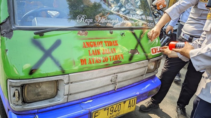 Dishub menggelar razia angkot yang usianya di atas 20 tahun di jalan utama Kota Bogor. Angkot yang terjaring langsung ditilang dan dilabeli Tidak Laik Jalan. (M Sholihin/detikcom)