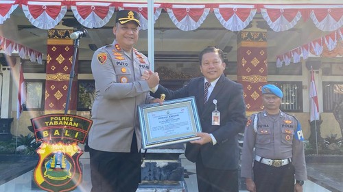 Kapolres Tabanan, AKBP I Putu Bayu Pati menerima penghargaan Presisi Award 2026 dari Direktur Eksekutif Lemkapi, Edi Saputra Hasibuan di Mapolres Tabanan, Selasa (7/7/2026).