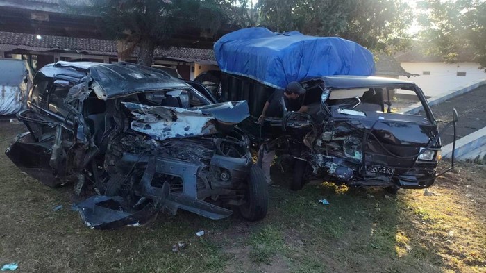 Kondisi kedua mobil yang terlibat tabrakan di Kalangan, Sidomulyo, Salaman, Kabupaten Magelang, Selasa (7/7/2026).