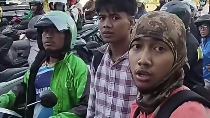 Driver ojol (jaket oranye) dianiaya pengantar jenazah di Makassar.