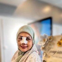 Elly sendiri mengaku akhirnya memilih oplas karena sering dihina terkait penampilannya. Ada yang hujat di bilang gaya banget, tapi kalau kalian tau aku op karna apa .aku ada tujuan juga dan aku cape di hina juga fisk kalian utuh .aku bukan merubah takdir Allah..tapi tujuan aku baik itu aja, tulis Elly dalam salah satu unggahannya. Foto: Instagram/@ellysugigi_real