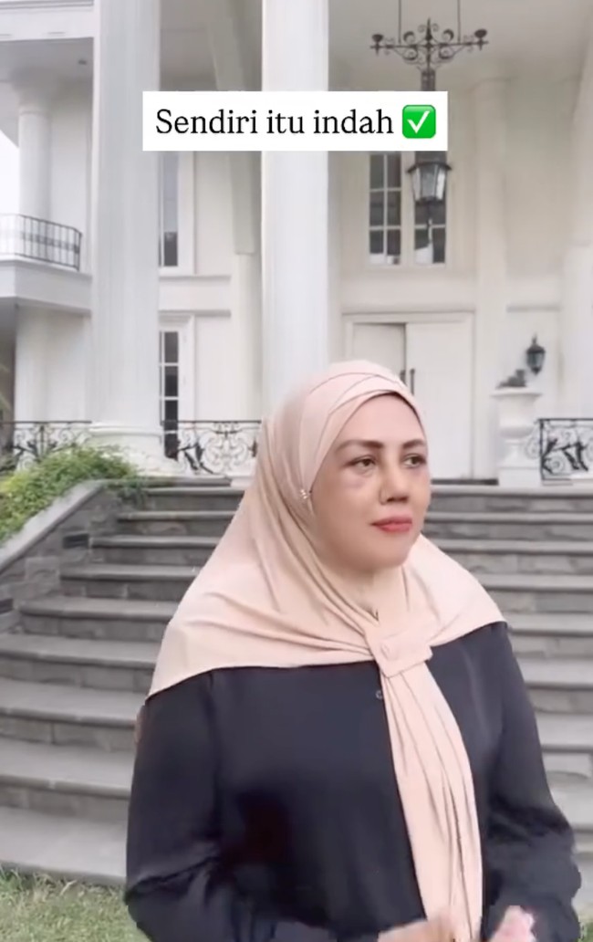 Dalam salah satu unggahan video yang dibagikan terlihat beberapa bagian wajah Elly yang masih memar dan bengkak. Foto: Instagram/@ellysugigi_real