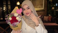 Eltasya Natasha tersenyum manis memperlihatkan cincin di jari manis sambil memegang buket bunga. Di depannya terlihat ada dua kue yang bertuliskan Happy Birthday dan Will You Marry Me?. (Foto: dok Instagram eltasyanatasha)