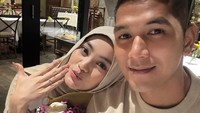 Kebahagiaan Eltasya Natasha kembali memamerkan cincin sambil bersandar di pundak Bagas Wahyu. (Foto: dok Instagram eltasyanatasha)