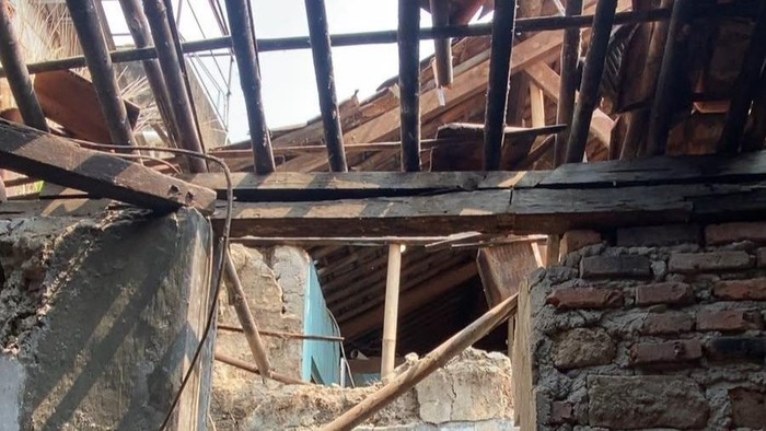 Empat rumah warga di Ciampea, Bogor, diterjang angin kencang. (dok. BPBD Kabupaten Bogor)
