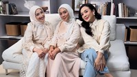 Enno Lerian juga mengungkapkan kekaguman ke Dea Ananda yang tenar berkat grup Trio Kwek Kwek. Yang satu ini jg gak berubah @dea_ananda malah yang makin matang umurnya makin cantik aja, setuju gak buibuu? Eh setuju gak temen-temen?? tulisnya. (Foto: dok Instagram ennolerian_)
