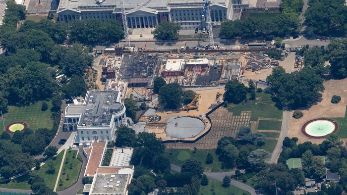 Foto dari udara menunjukkan proses pembangunan helipad dan ballroom yang sedang berlangsung di Gedung Putih (REUTERS/Eric Lee) 