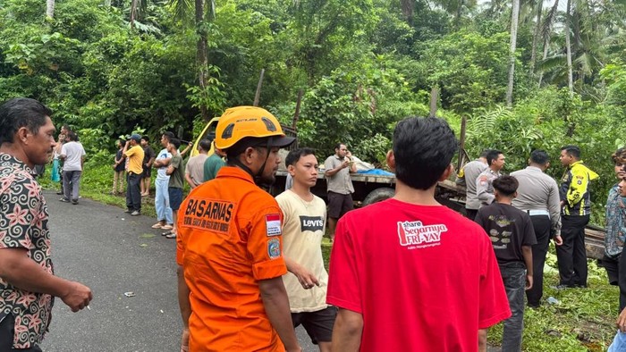 Foto : Petugas SAR gabungan mengevakuasi kernet truk yang terjepit di bawah truk pengangkut besi di Pariaman. (dok.BASARNAS)