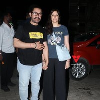 Di akun Instagram pribadinya, Gauri sempat membagikan beberapa potret kebersamaannya dengan Aamir. Terlihat keduanya yang tampil mesra bergandengan tangan. Foto: Instagram/@gauri_spratt