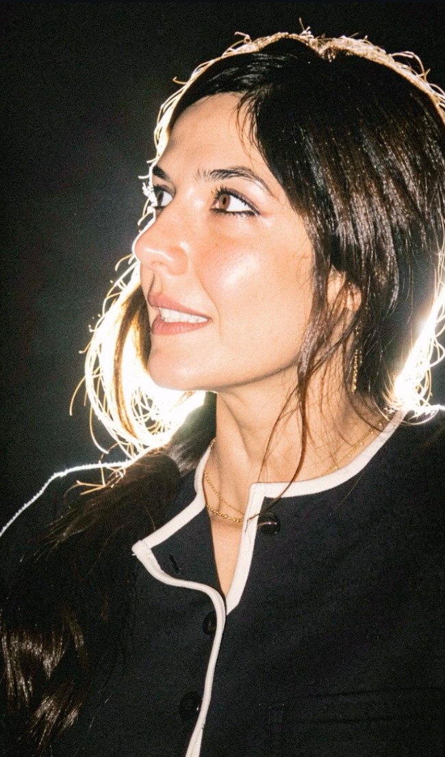 Gauri diketahui sempat menempuh pendidikan di Blue Mountain School, Ooty, lalu melanjutkan studinya di bidang penataan gaya busana dan fotografi di University of the Arts London pada tahun 2004. Foto: Instagram/@gauri_spratt