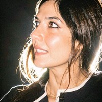 Gauri diketahui sempat menempuh pendidikan di Blue Mountain School, Ooty, lalu melanjutkan studinya di bidang penataan gaya busana dan fotografi di University of the Arts London pada tahun 2004. Foto: Instagram/@gauri_spratt