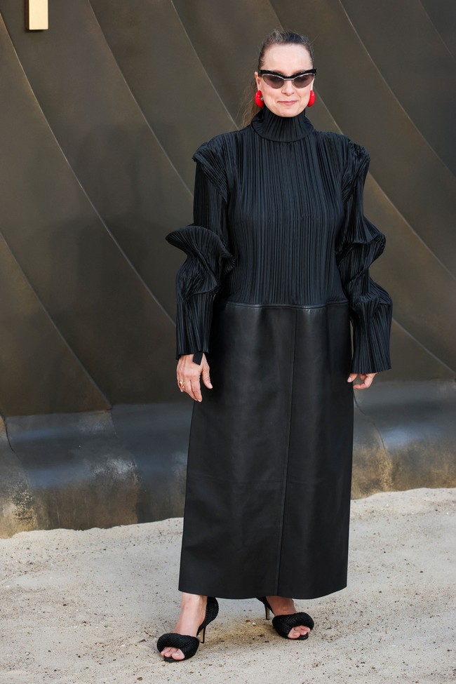Gaun hitam dengan kombinasi pleats dan kulit dari Alexander McQueen menjadi andalan Samantha Morton. (Foto: REUTERS/Isabel Infantes)