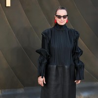Gaun hitam dengan kombinasi pleats dan kulit dari Alexander McQueen menjadi andalan Samantha Morton. (Foto: REUTERS/Isabel Infantes)