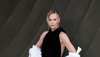 Charlize Theron Dituding Ubah Gender Anak, Netizen Geram