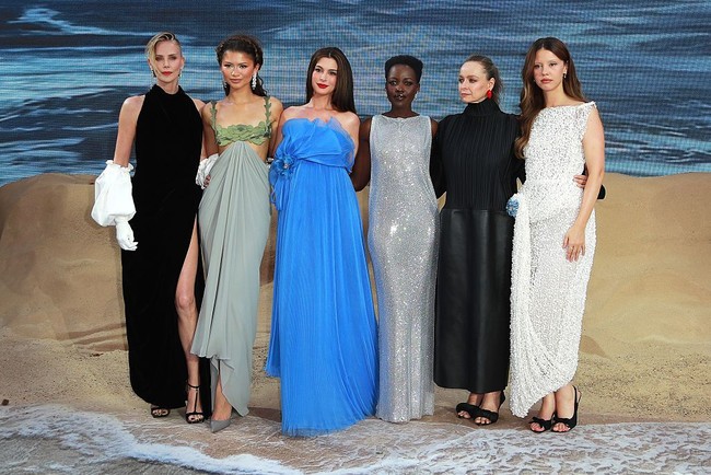 Untuk sesi foto bersama para co-star film tersebut, Zendaya mengganti gaunnya. Kali ini, gaun Valentino Fall 2026 karya Pierpaolo Piccioli menjadi andalan. Gaun bersiluet empire itu dilengkapi aplikasi berbentuk daun tiga dimensi. Lewat kedua penampilan, Zendaya sukses memancarkan karakter Athena yang diperankannya. (Foto: Grant Buchanan/Dave Benett/WireImage)