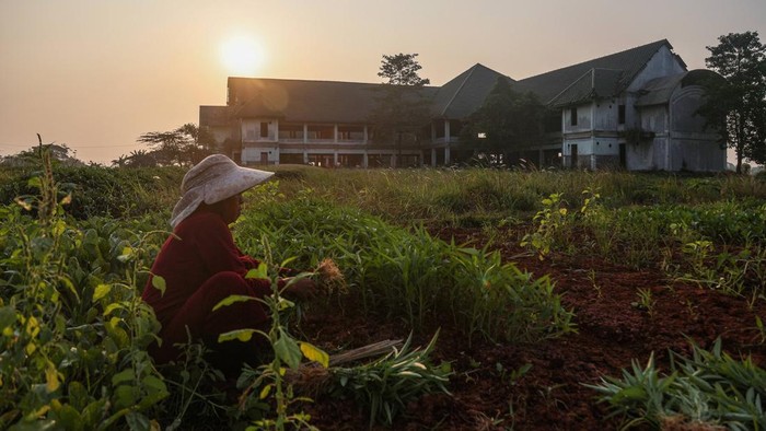 Foto udara suasana bangunan Gedung Islamic Centre yang terbengkalai di Tambun Utara, Kabupaten Bekasi, Jawa Barat, Senin (6/7/2026). Pembangunan kompleks pusat kegiatan keagamaan dan asrama haji yang dimulai pada 2009 menggunakan Anggaran Pendapatan dan Belanja Daerah (APBD) Kabupaten Bekasi senilai Rp50 miliar tersebut terhenti sejak 2012 setelah muncul dugaan tindak pidana korupsi yang mengakibatkan kerugian negara sebesar Rp8,9 miliar sehingga menyebabkan kondisinya terbengkalai. ANTARA FOTO/Darryl Ramadhan/wsj.