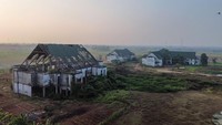 Pembangunan kompleks pusat kegiatan keagamaan dan asrama haji yang dimulai pada 2009 menggunakan Anggaran Pendapatan dan Belanja Daerah (APBD) Kabupaten Bekasi senilai Rp50 miliar tersebut terhenti sejak 2012 setelah muncul dugaan tindak pidana korupsi yang mengakibatkan kerugian negara sebesar Rp8,9 miliar sehingga menyebabkan kondisinya terbengkalai. Foto: ANTARA FOTO/Darryl Ramadhan
