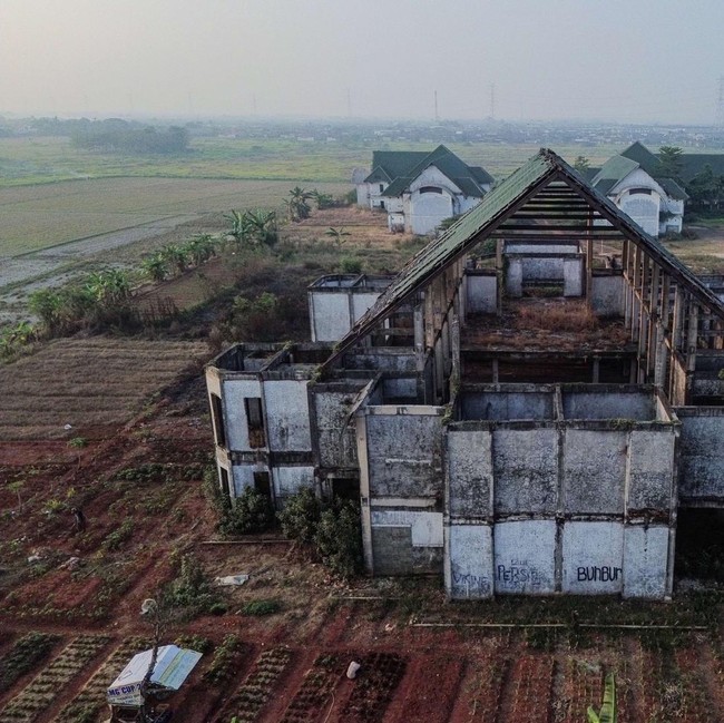 Potret Islamic Centre Bekasi Terbengkalai