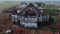 Foto udara suasana bangunan Gedung Islamic Centre yang terbengkalai di Tambun Utara, Kabupaten Bekasi, Jawa Barat. Foto: ANTARA FOTO/Darryl Ramadhan