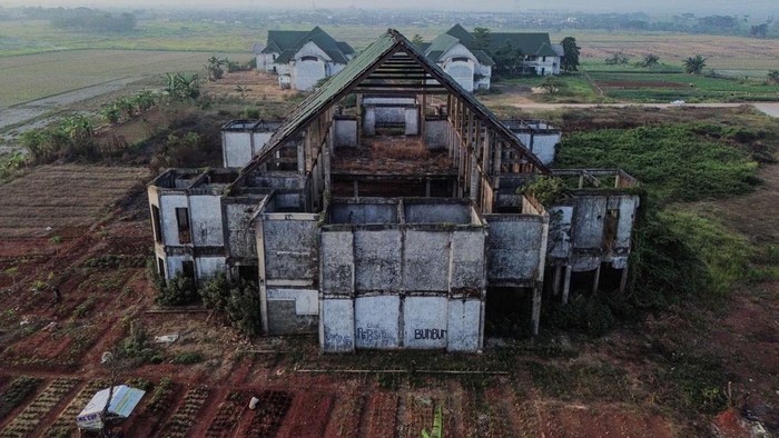 Foto udara suasana bangunan Gedung Islamic Centre yang terbengkalai di Tambun Utara, Kabupaten Bekasi, Jawa Barat, Senin (6/7/2026). Pembangunan kompleks pusat kegiatan keagamaan dan asrama haji yang dimulai pada 2009 menggunakan Anggaran Pendapatan dan Belanja Daerah (APBD) Kabupaten Bekasi senilai Rp50 miliar tersebut terhenti sejak 2012 setelah muncul dugaan tindak pidana korupsi yang mengakibatkan kerugian negara sebesar Rp8,9 miliar sehingga menyebabkan kondisinya terbengkalai. ANTARA FOTO/Darryl Ramadhan/wsj.