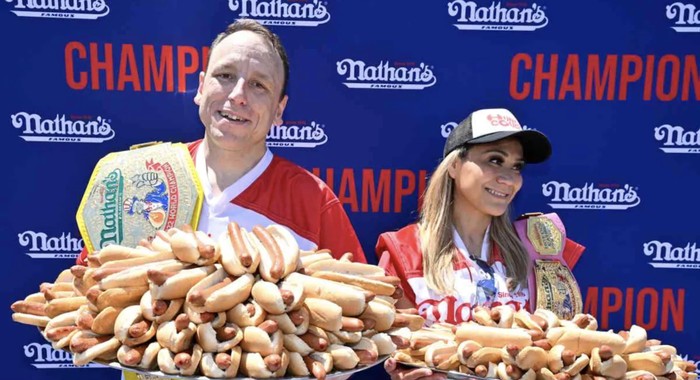 Gokil! Pria Ini Makan 66 Hot Dog dalam 10 Menit dan Menang Rp 180 Juta