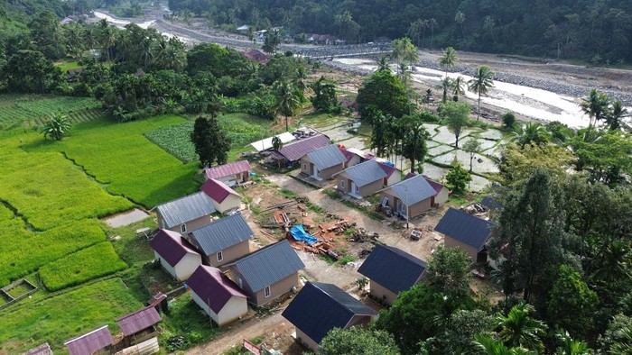 Foto udara suasana hunian tetap (huntap) yang telah selesai dibangun di Kampung Talang, Pauh, Padang, Sumatera Barat, Selasa (7/7/2026). Pemerintah mempercepat pembangunan hunian tetap bagi korban bencana hidrometeorologi di Kota Padang yang membutuhkan sebanyak 523 unit, di mana Kementerian Perumahan dan Kawasan Permukiman (PKP) akan mulai membangun 183 unit pada Agustus 2026 dan menargetkan penyelesaiannya pada 2027. ANTARA FOTO/Fitra Yogi