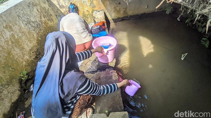 Ibu Rumah Tangga di Desa Imbanagara Raya Ciamis sedang mencuci pakaian di Sumur Ranca.
