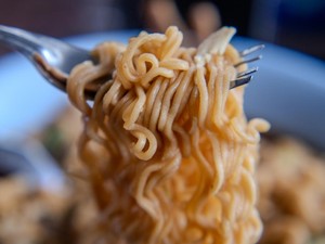 Makan Mi Instan Tiap Pagi? Jangan Lupa Cek Natriumnya Biar Tak Hipertensi