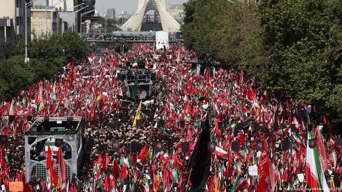 Jutaan Orang Padati Prosesi Pemakaman Khamenei, Unjuk Kekuatan?