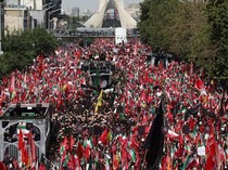Jutaan Orang Padati Prosesi Pemakaman Khamenei, Unjuk Kekuatan?